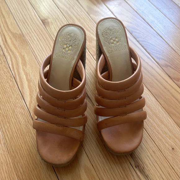 Vince Camuto tan heeled sandals - Picture 2 of 4